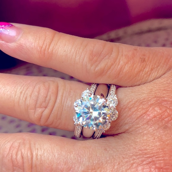 Bella Luce White Diamond Simulant Ring - Picture 12 of 15